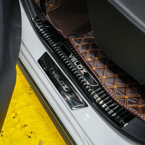 Gắn Nẹp Bước Chân Trong – Ngoài Cao Cấp Cho Xe Toyota Veloz Cross