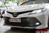 Gắn nẹp cản trước chính hãng giá rẻ xe Toyota Camry 2020