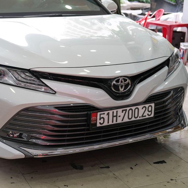 Gắn nẹp cản trước chính hãng giá rẻ xe Toyota Camry 2020