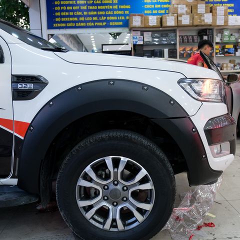 Gắn Ốp Cua Bánh Thể Thao Cho Ford Ranger Tại TPHCM