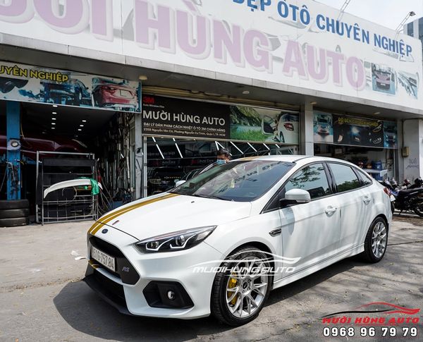 Lắp Đặt Bộ Ốp Heo Dầu Màu Vàng Cho Xe Ford Focus Chuyên Nghiệp