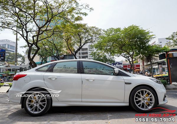 Lắp Đặt Bộ Ốp Heo Dầu Màu Vàng Cho Xe Ford Focus Chuyên Nghiệp