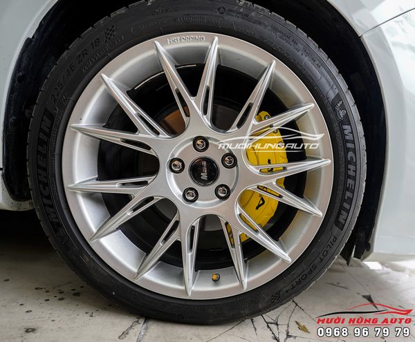 Lắp Đặt Bộ Ốp Heo Dầu Màu Vàng Cho Xe Ford Focus Chuyên Nghiệp