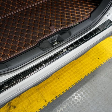 Gắn Phụ Kiện Nẹp Cốp Sau Chống Trầy Cho Xe Toyota Veloz Cross