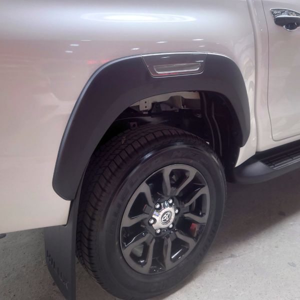 Gắn Phụ Kiện Ốp Cua Bánh Thể Thao Cho Toyota Hilux 2021 Uy Tín