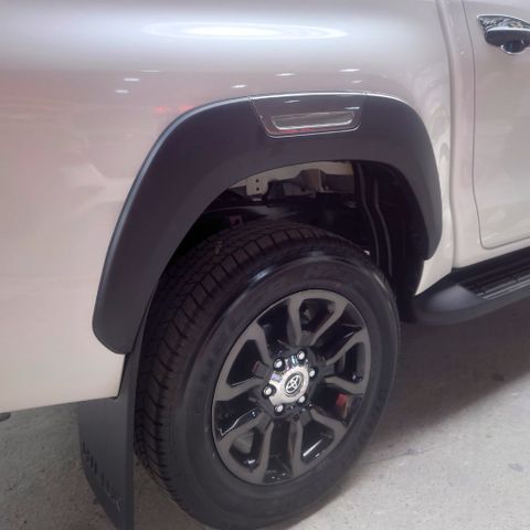 Gắn Phụ Kiện Ốp Cua Bánh Thể Thao Cho Toyota Hilux 2021 Uy Tín