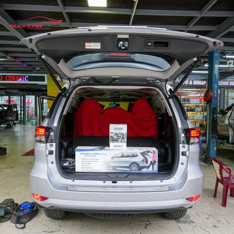 giá cốp điện xe hơi Toyota Fortuner