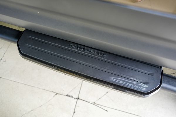 Lắp Bệ Bước Chân Cho Xe Land Rover Defender 2022 Tại TPHCM