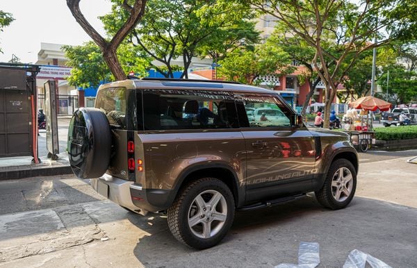 Lắp Bệ Bước Chân Cho Xe Land Rover Defender 2022 Tại TPHCM
