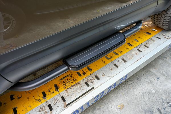 Lắp Bệ Bước Chân Cho Xe Land Rover Defender 2022 Tại TPHCM