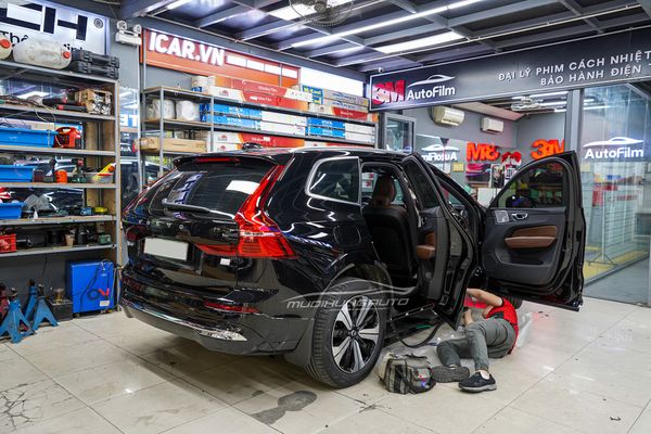 Lắp Bệ Bước Chân Mẫu Chấm Bi Dài Cho Xe Volvo XC60 T8 Recharge 2023