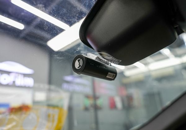 Lắp Camera Hành Trình Vietmap KC01 Cho Xe Range Rover Velar 2022