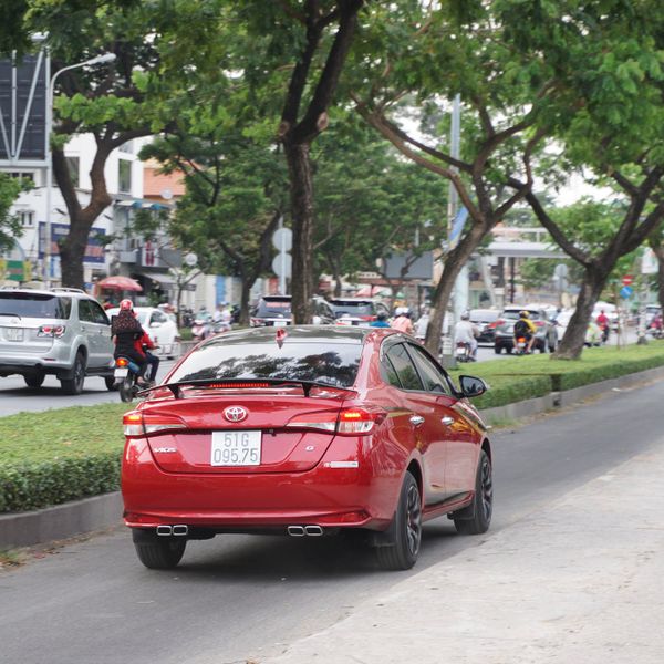 Lắp Đuôi cá  có đèn Toyota Vios 2019 tại TPHCM