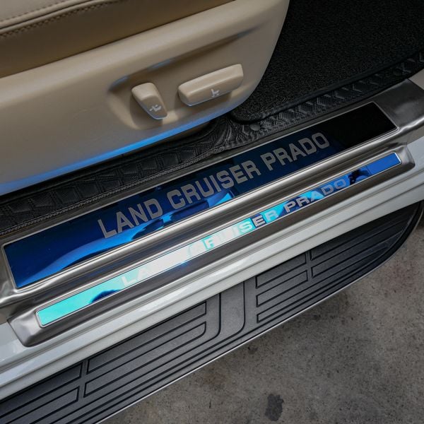 Lắp Nẹp Bước Chân Cao Cấp Cho Toyota Land Cruiser 2022