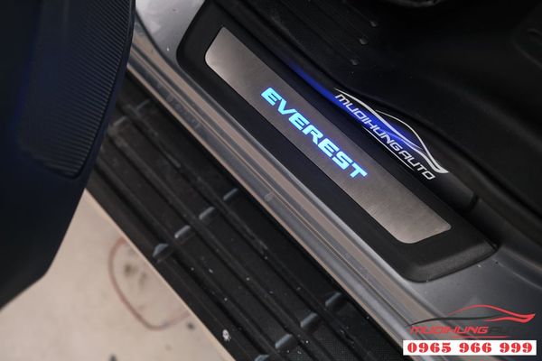 Lắp Nẹp Bước Chân Có Đèn Cho Xe Ford Everest