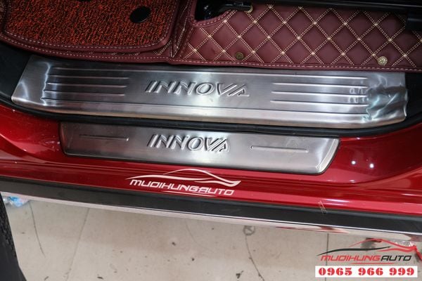 Lắp Nẹp Bước Chân Trong Ngoài Xe Toyota Innova Venturer