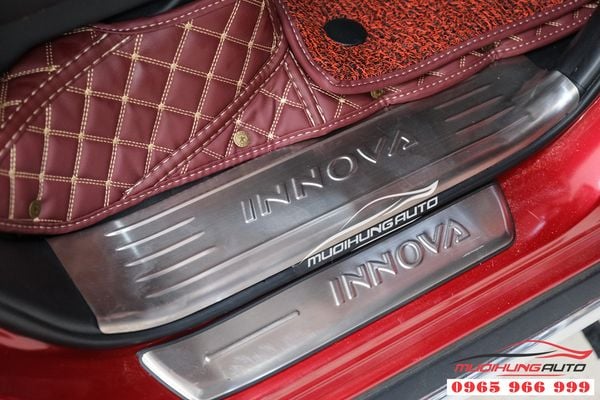 Lắp Nẹp Bước Chân Trong Ngoài Xe Toyota Innova Venturer