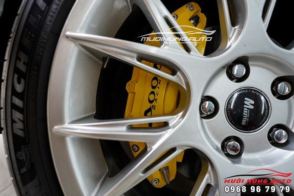 Lắp Đặt Bộ Ốp Heo Dầu Màu Vàng Cho Xe Ford Focus Chuyên Nghiệp