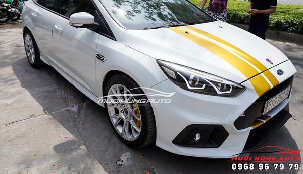 Lắp Đặt Bộ Ốp Heo Dầu Màu Vàng Cho Xe Ford Focus Chuyên Nghiệp