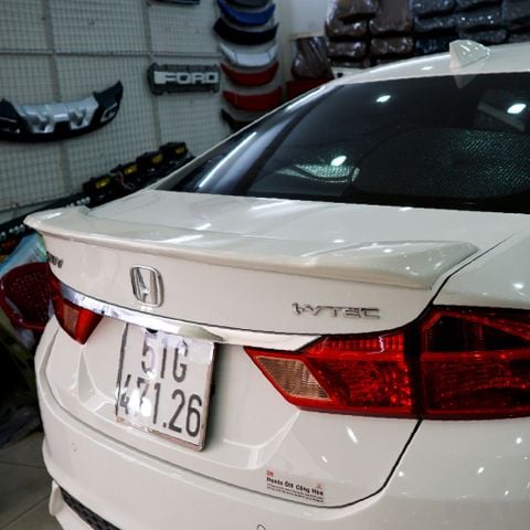 Lắp Phụ Kiện Đuôi Cá Thấp Cho Xe Honda City 2017