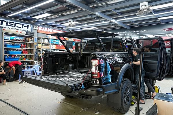 Nắp Thùng Gập Ba Tấm Top Flip Cho Xe Ford Ranger Raptor