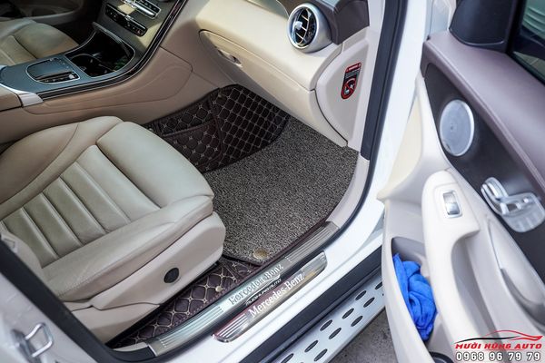 Lắp Nẹp Bước Chân Chống Trầy Cho Xe MERCEDES GLC300 2020