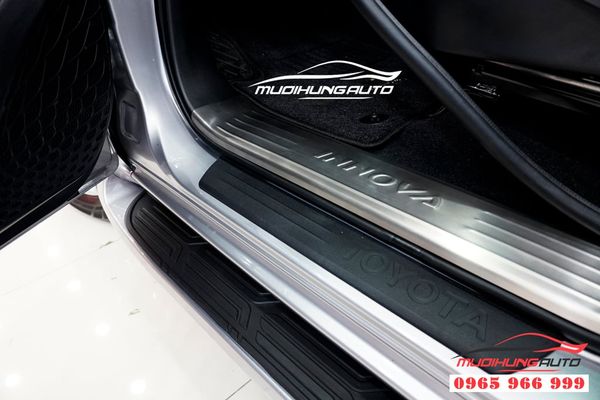 Nẹp bước chân chống trầy xe Toyota Innova 2019