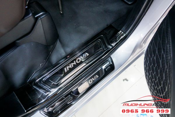 Nẹp Bước Chân Trong Chống Xước Cho Xe Innova 2019