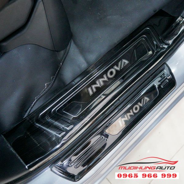 Nẹp Bước Chân Trong Chống Xước Cho Xe Innova 2019