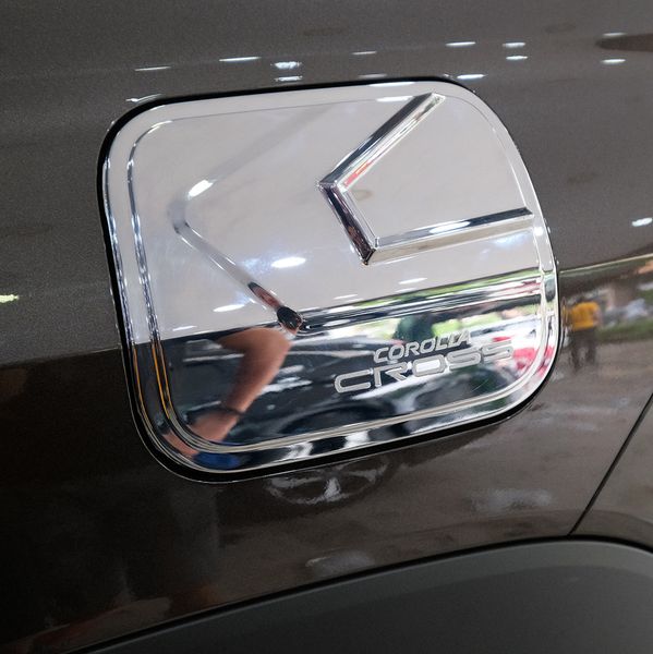 Gắn Ốp Nắp Xăng Cho Xe Toyota Corolla Cross Tại TPHCM