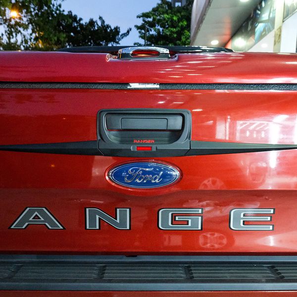 Ốp Tay Mở Cốp Sau Cho Xe Bán Tải Ford Ranger XLS 2020