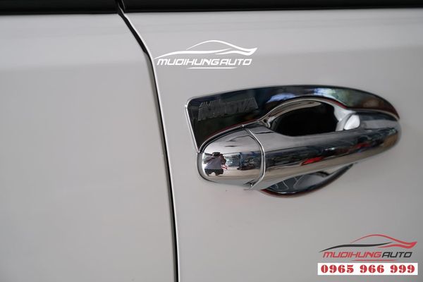 Tay chén cửa Toyota Innova 2019