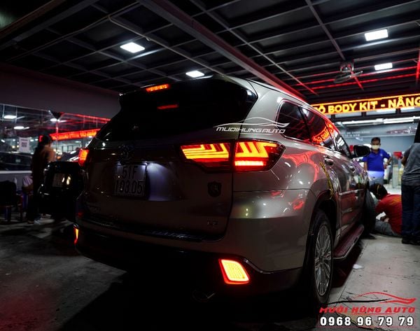 Thay Đèn Hậu Nguyên Cụm Và Độ LED Gầm Sau Cho Toyota Highlander Tại TPHCM