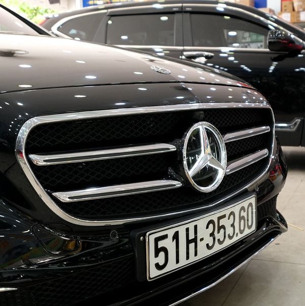 Thay Logo Có Đèn Cho Xe Mercedes E300