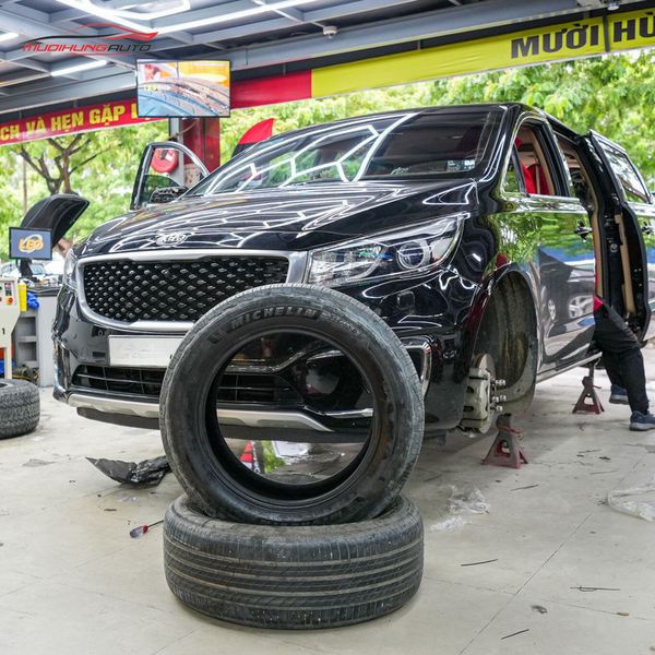 Tráng Lốp Chống Đinh Cho Xe Kia Sedona 2016