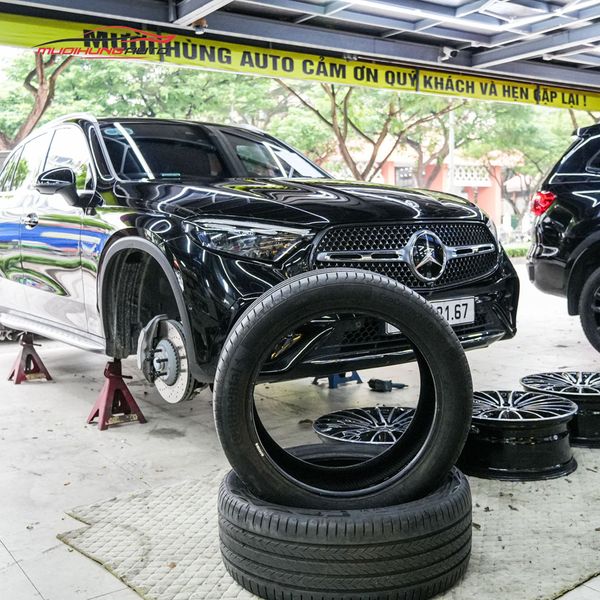 Tráng Lốp Chống Đinh Cho Xe Mercedes GLC 300 2024
