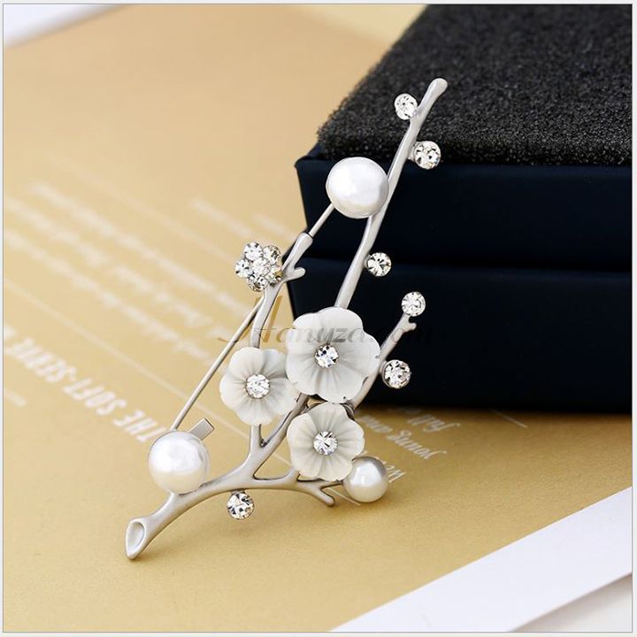 Trâm cài áo cành mai