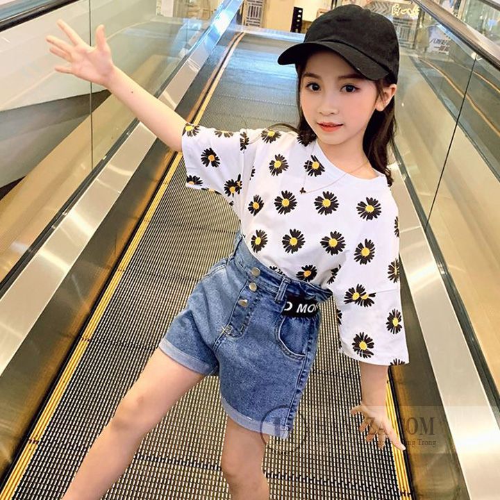 Bộ short denim bé gái phối áo hoa cúc