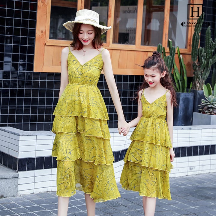 Váy đôi đi biển xếp tầng mẹ và bé
