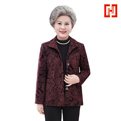 Áo khoác của bà hoạ tiết hoa sang trọng