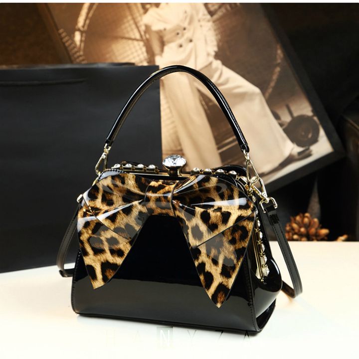 Túi nữ dáng vuông gắn nơ đính đá