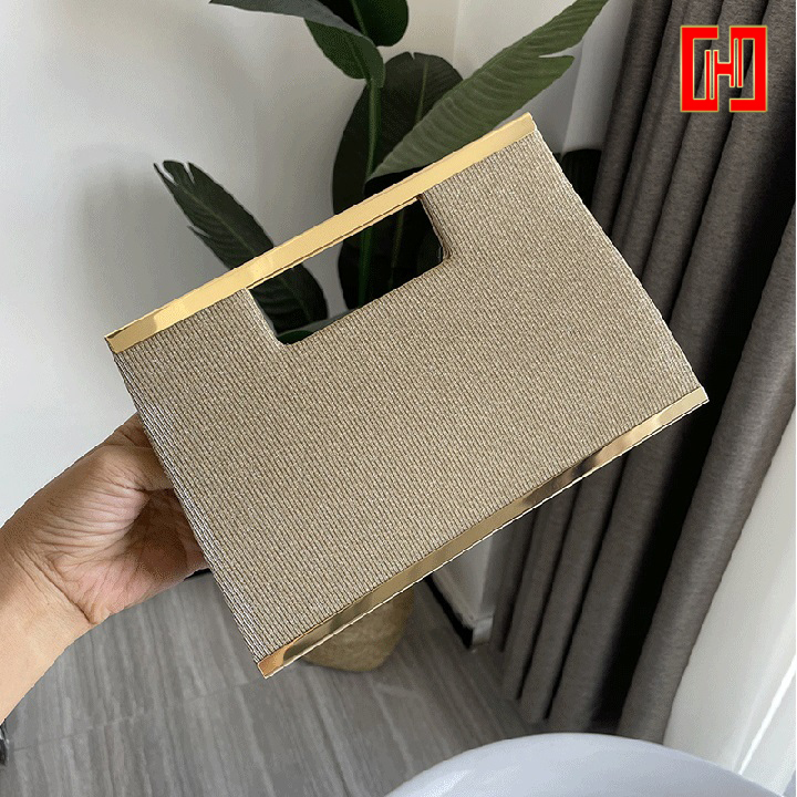 Clutch cầm tay nữ dáng vuông viền kim loại