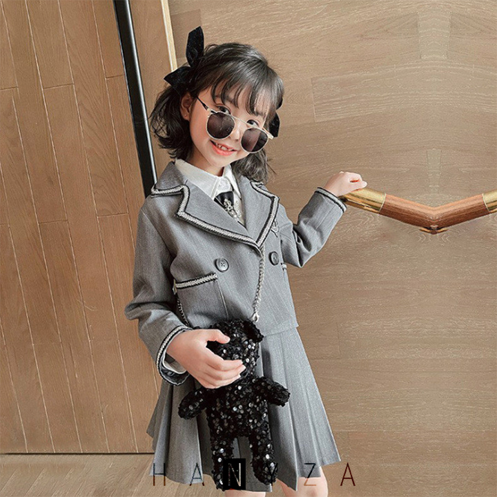 Bộ váy bé gái xếp ly cùng áo vest phong cách học sinh Hàn Quốc