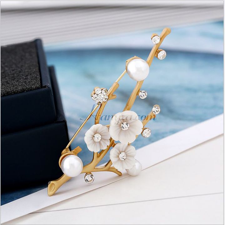 Trâm cài áo cành mai