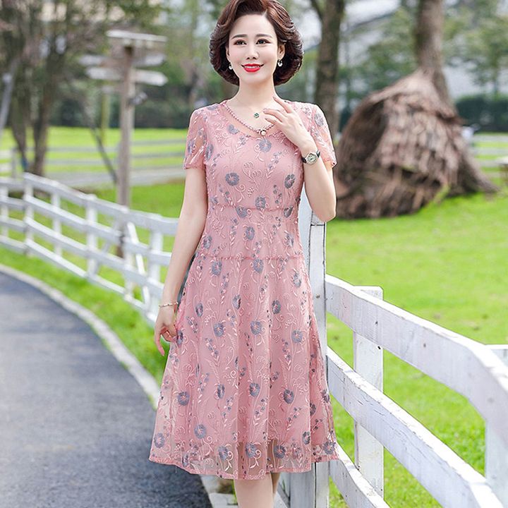 Váy trung niên phủ voan hoạ tiết thêu hoa nổi