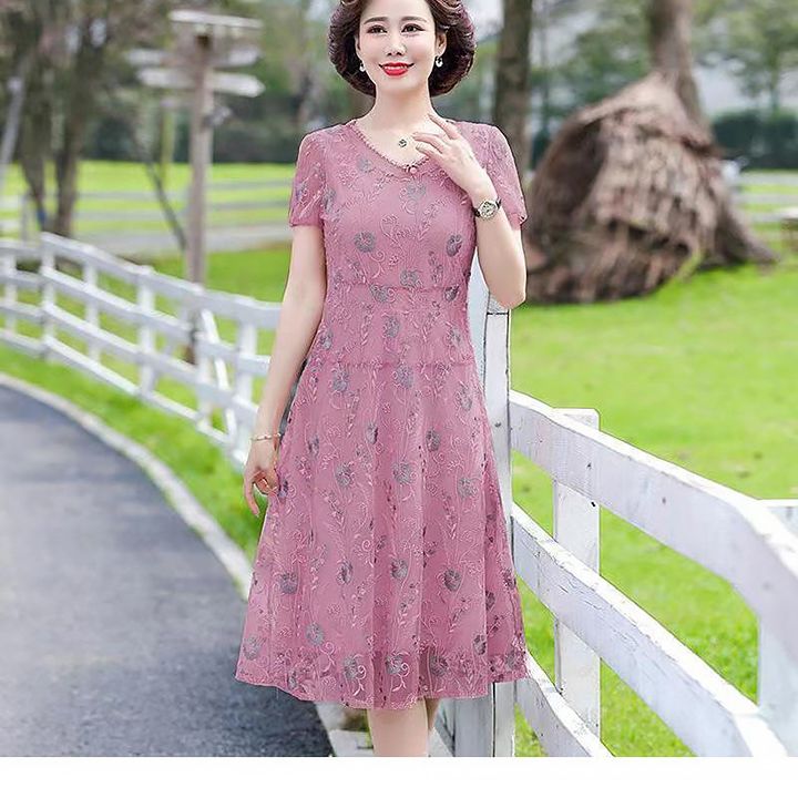 Váy trung niên phủ voan hoạ tiết thêu hoa nổi