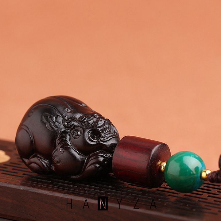 Móc treo gỗ đàn hương tỳ hưu tài lộc may mắn