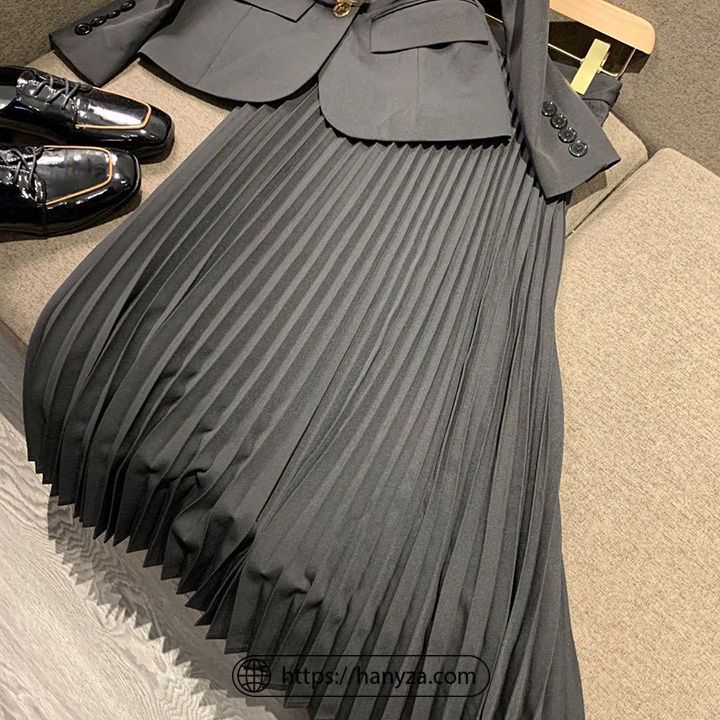 Bộ blazer kèm váy mỏng xếp ly nhẹ nhàng