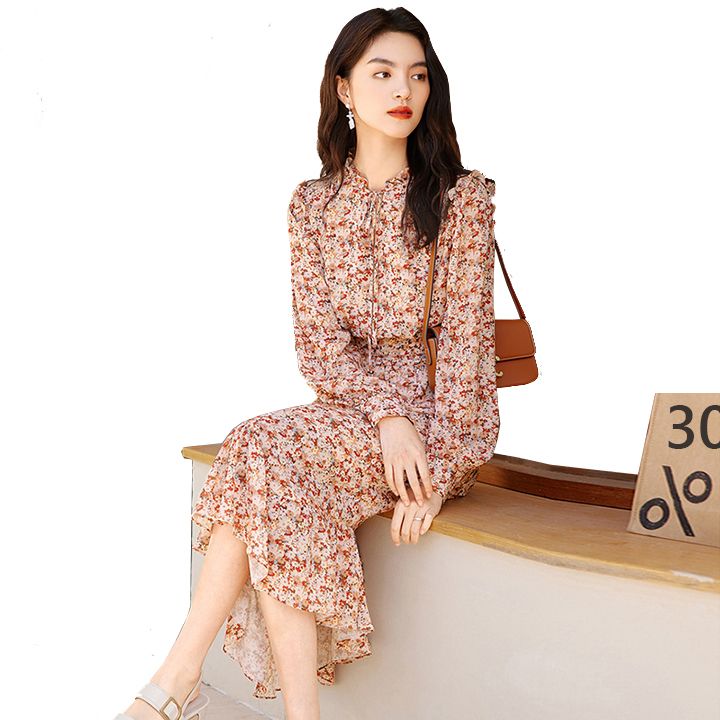 Váy voan cổ bèo đính hoa