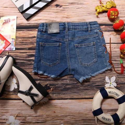 Quần short jeans bé gái tua ống thắt dây 2 bên sành điệu 